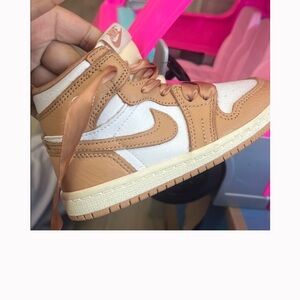 Nike toddler  Sneakers in Tan and Cream

Jordan 1 Retro High OG
Praline (TD)
